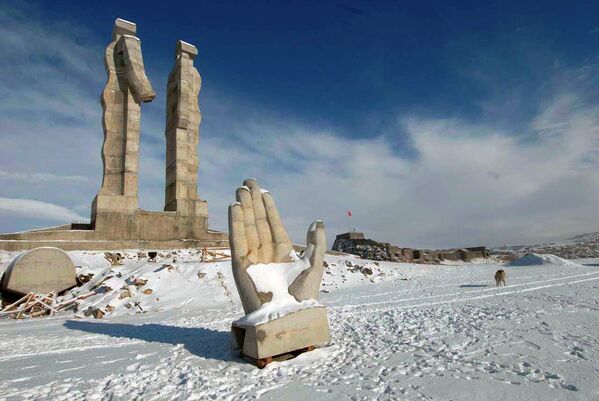 Монумент гуманности, посвященный дружбе Турции и Армении в турецком городе Карс