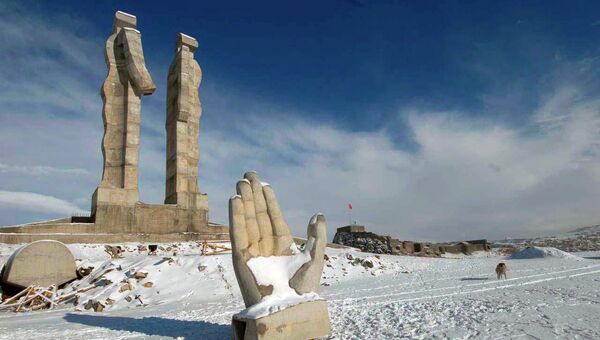 Монумент гуманности, посвященный дружбе Турции и Армении в турецком городе Карс