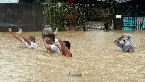 Пострадавшие от наводнения, вызванного тропическим штормом Фон-Вон на Филиппинах
