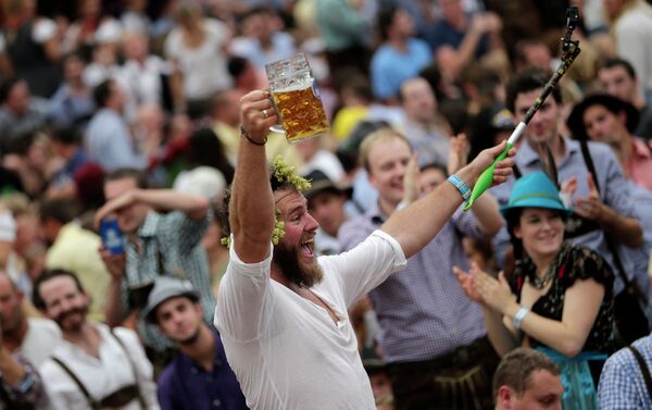 Мужчина отмечает начало 181-го фестиваля пива Октоберфест в Германии