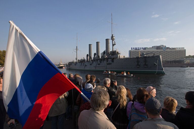 Зрители наблюдают за буксировкой в доковый ремонт корабля-музея Аврора