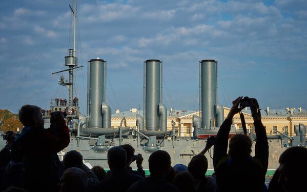 Зрители наблюдают за буксировкой в доковый ремонт корабля-музея Аврора