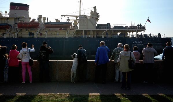 Горожане наблюдают за отправкой ледокола Красин на ремонт в город Кронштадт на Морской завод