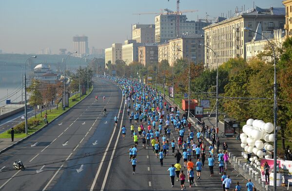 Участники на дистанции Московского марафона 2014