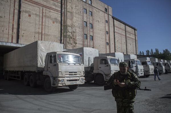 Автомашины третьей гуманитарной колонны в Донецке