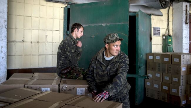 Разгрузка грузовиков третьей гуманитарной колонны. Архивное фото