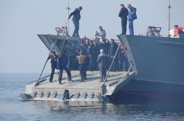 Десантный катер на воздушной каверне Денис Давыдов проходит испытания по высадке десанта