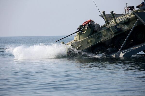 Высадка БТР нового образца с борта десантного катера Денис Давыдов