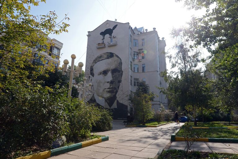 Портрет М.А. Булгакова на фасаде дома в Москве