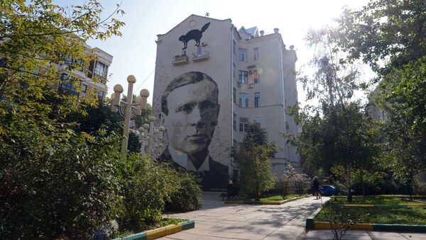 Портрет М.А. Булгакова на фасаде дома в Москве. Архивное фото