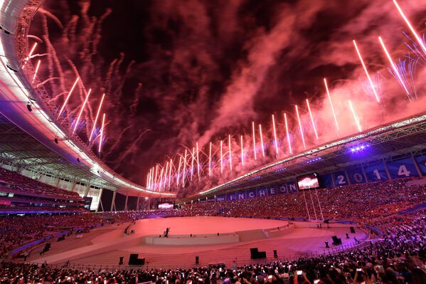 Фейерверк во время церемонии открытия 17-ых Азиатских игр в Южной Корее