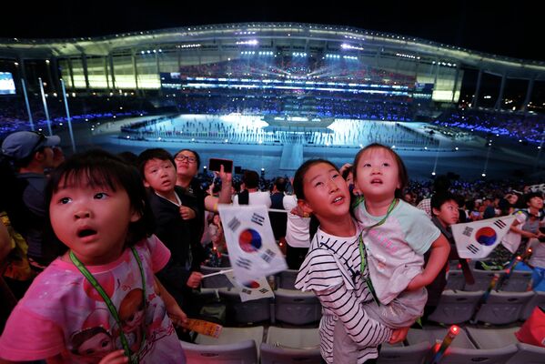 17-ые Азиатские игры в Южной Корее. Зрители на церемонии открытия