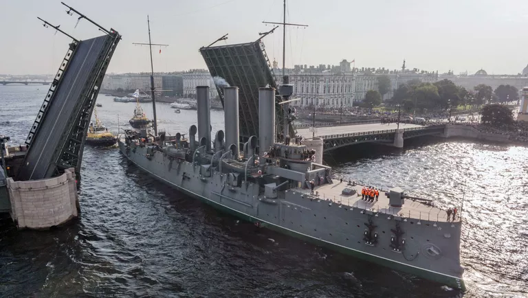 Корабль-музей Аврора во время буксировки в доковый ремонт Корабль-музей Аврора во время буксировки в доковый ремонт
