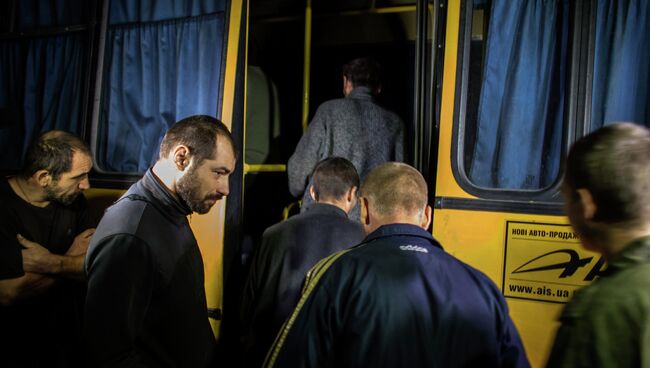 Ополченцы во время обмена пленными между ополченцами и силовиками. Архивное фото