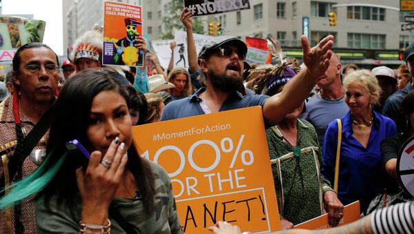 Актер Леонардо Ди Каприо принимает участие в марше против глобального потепления в Нью-Йорке 21 сентября 2014
