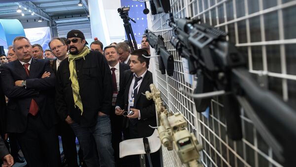 Дмитрий Рогозин и Стивен Сигал во время осмотра стенда оружейного концерна Калашников. Архивное фото