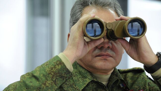 Министр обороны РФ Сергей Шойгу во время наблюдения за военными учениями