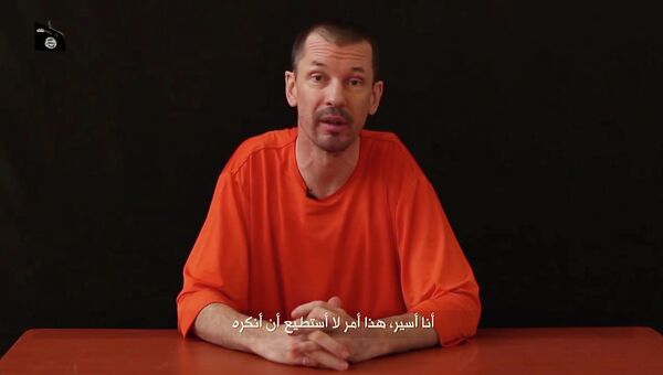 Кадр из видео с британским журналистом Джоном Кэнтли