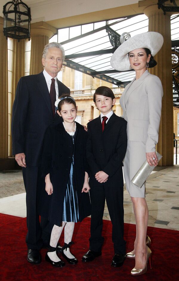 Кэтрин Зета-Джонс и Майкл Дуглас с детьми в Букингемском дворце в Лондоне. 2011 год