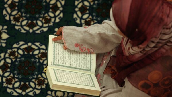 Первая ночная молитва священного месяца Рамадан, архивное фото