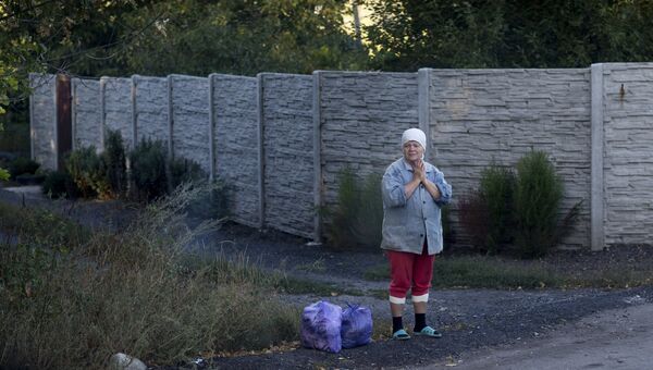 Женщина стоит у дороги под Донецком. Архивное фото