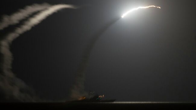 Ракетный крейсер ВМС США запускает ракету по позициям ИГИЛ в Сирии 23 сентября 2014