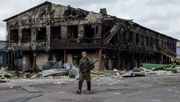 Боец народного ополчения возле разрушенного завода в селе Нижняя Крынка