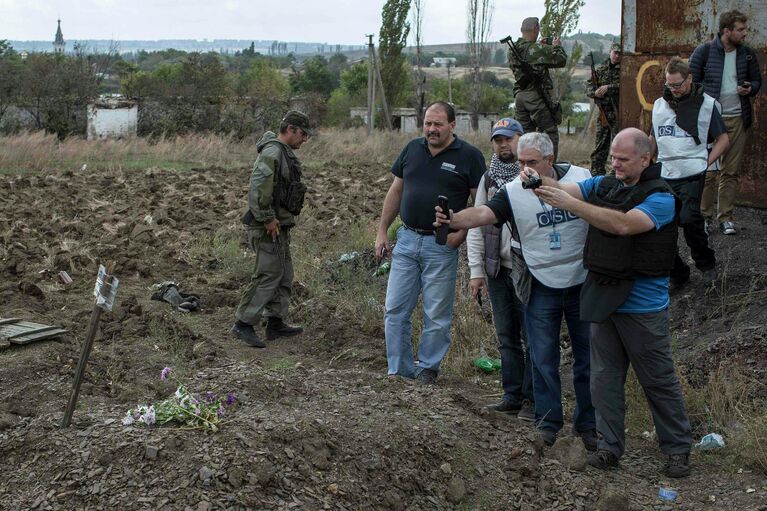 Наблюдатели ОБСЕ у братской могилы в селе Нижняя Крынка