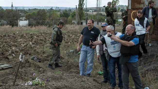 Наблюдатели ОБСЕ у братской могилы в селе Нижняя Крынка