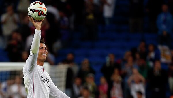 Криштиану Роналду держит мяч, после того как забил четыре гола в матче Реал - Эльче