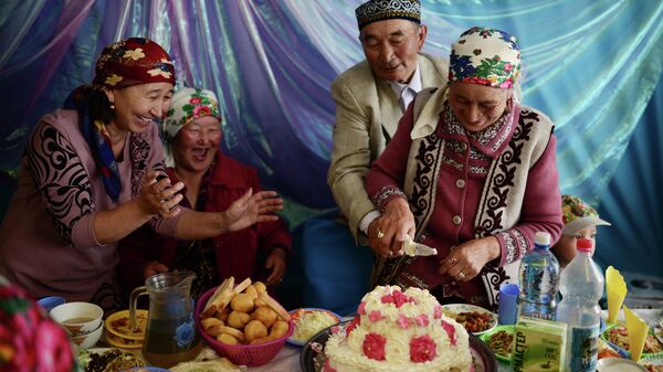 Празднование золотой свадьбы в семье алтайских казахов Дюсенби и Марии Кобдобаевых