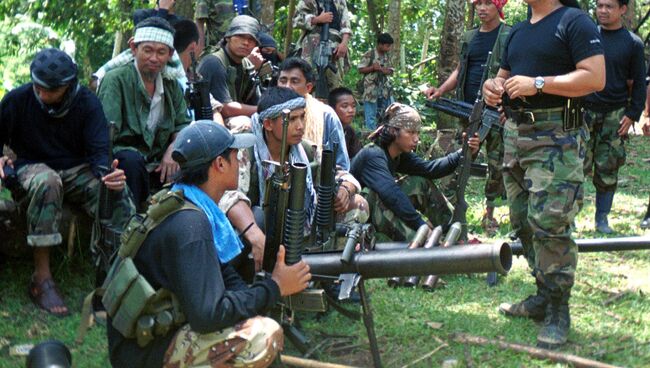 Боевики филиппинской террористической организации Абу Сайяф (Abu Sayyaf). Архивное фото