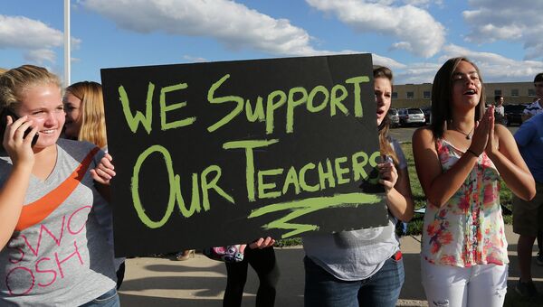 Протест школьников в штате Колорадо против введения патриотического образования
