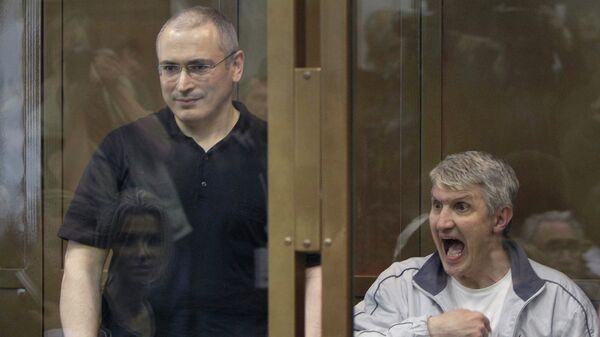 Бывший генеральный директор ЮКОСа Михаил Ходорковский*, слева, и его подельник Платон Лебедев в суде