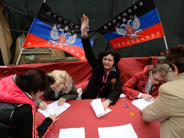 Жители Донбасса голосуют на референдуме о статусе самопровозглашенной Донецкой народной республики на избирательном участке в Москве