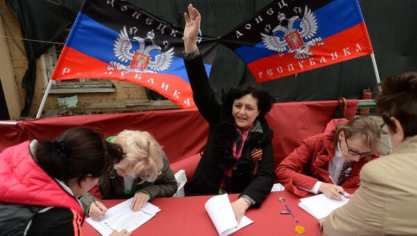 Голосование на референдуме жителей юго-востока Украины в Москве. Архивное фото