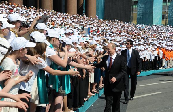 Владимир Путин с участниками сводного хора Санкт-Петербурга