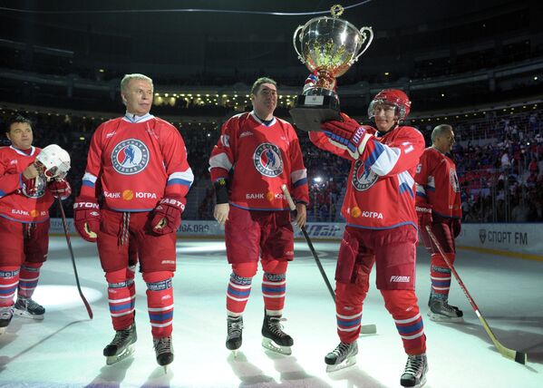 Владимир Путин принял участие в гала-матче Всероссийского фестиваля по хоккею среди любительских команд