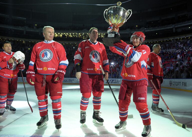 Владимир Путин принял участие в гала-матче Всероссийского фестиваля по хоккею среди любительских команд