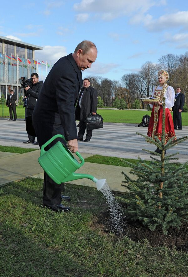 Владимир Путин во время церемонии закладки Аллеи почетных гостей Дворца Независимости в Минске