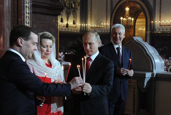 Владимир Путин, Дмитрий Медведев с супругой Светланой и Сергей Собянин на праздничном пасхальном богослужении