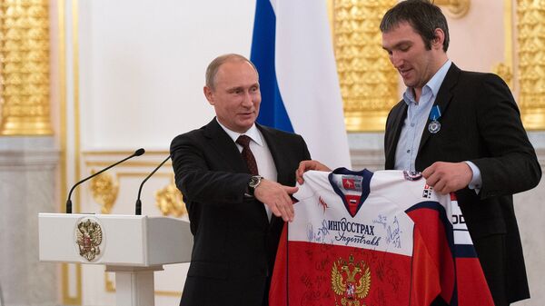 Владимир Путин и Александр Овечкин на церемонии награждения национальной сборной России по хоккею