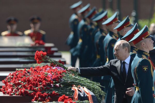 Владимир Путин во время церемонии возложения цветов городам-героям у Вечного огня