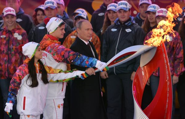 Владимир Путин во время торжественной церемонии зажжения чаши Олимпийского огня на Красной площади