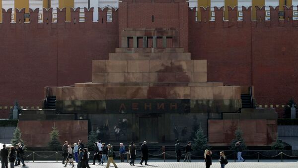Люди гуляют по Красной площади в Москве. Архивное фото