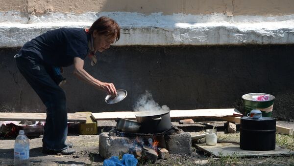 Жительница Шахтерска готовит еду на костре