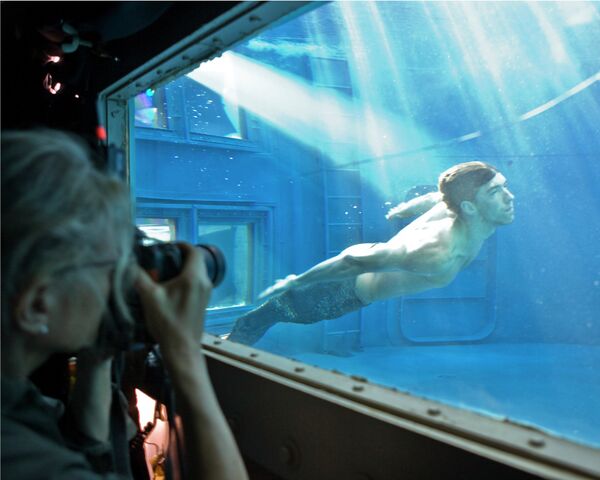 Фотограф Энни Лейбовиц и пловец Майкл Фелпс на съемках для Диснея в Лос-Анджелесе