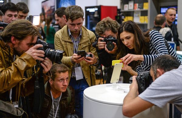 Фотографы в московском магазине Re: Store в ТРЦ Европейский во время старта продаж новых смартфонов Apple iPhone 6 и iPhone 6 plus