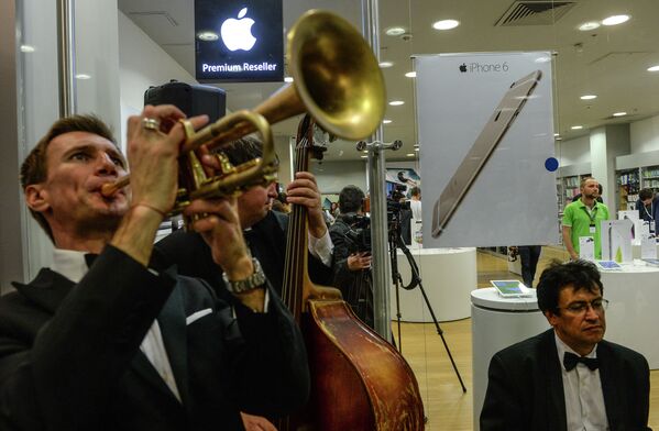 Музыканты играют в московском магазине Re: Store в ТРЦ Европейский во время старта продаж новых смартфонов Apple iPhone 6 и iPhone 6 plus