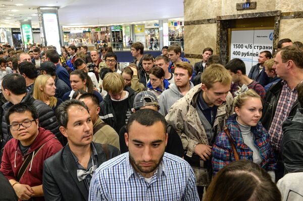 Посетители московского магазина Re: Store в ТРЦ Европейский во время старта продаж новых смартфонов Apple iPhone 6 и iPhone 6 plus
